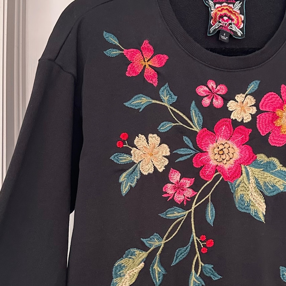Johnny Was Hi-Lo Pullover Rhonda Black Floral Embroidered Sweatshirt Size Small - Picture 3 of 9